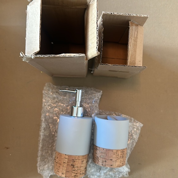 Sweet Home Collection , Lotion Pump/Soap Dispenser Toothbrush Holder, Moderno - Picture 1 of 4